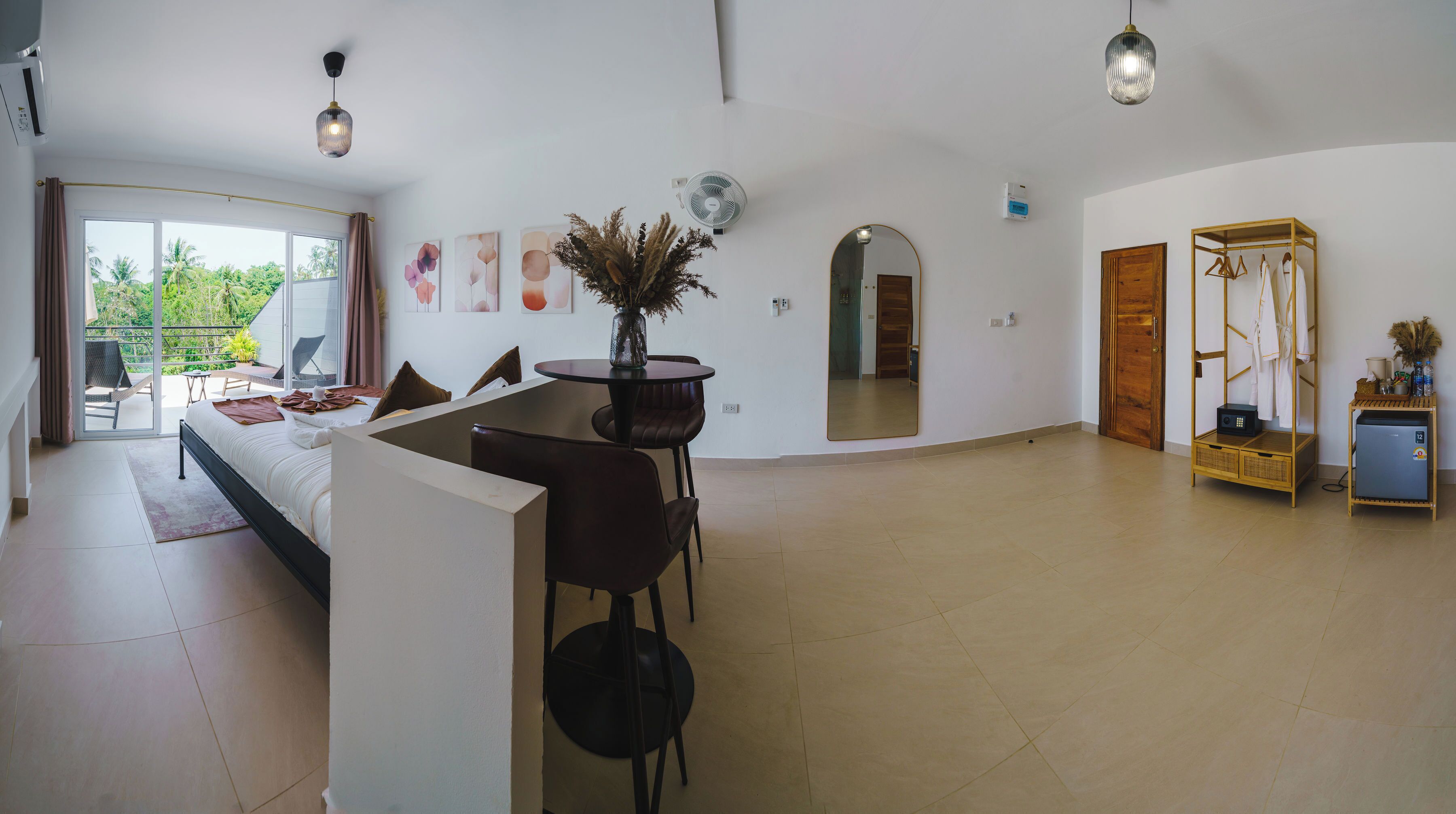 Penthouse, balcon, vue mer | Coffres-forts dans les chambres, rideaux occultants