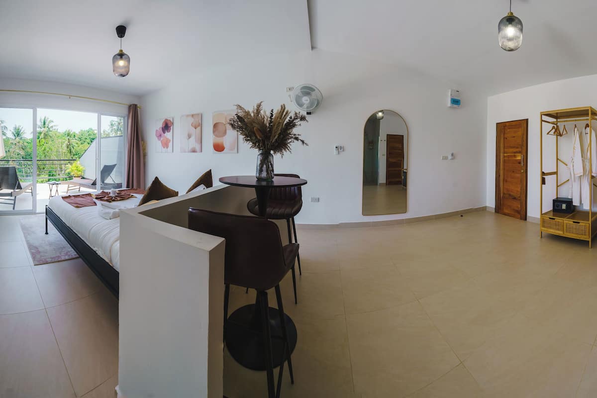Penthouse, Balkon, Meerblick | Zimmersafe, Verdunkelungsvorhänge, Bügeleisen/Bügelbrett