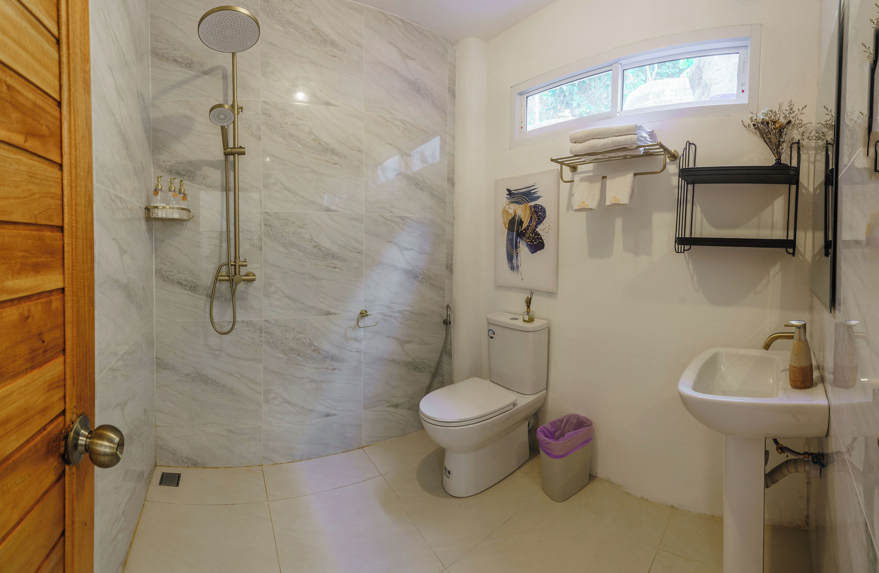 Chambre avec lits jumeaux | Salle de bain | Douche, chaussons, serviettes fournies, savon