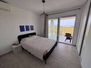 Tabla de planchar con plancha, wifi gratis y ropa de cama