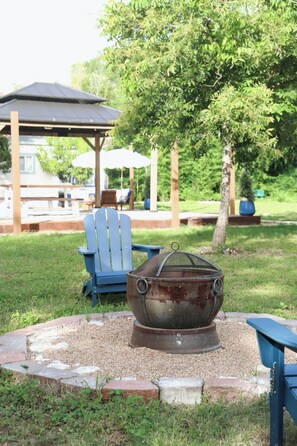 A barbecue grill in a garden with a gazebo and outdoor furniture in the background. - Texan Cottage Getaway —Near UTSA, Six Flags, Seaworld; Family Recreation & Trail (San Antonio)