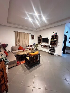 A modern living room with a sofa, coffee table, and a television. - Villa Sylvester, Essaouira (Essaouira)