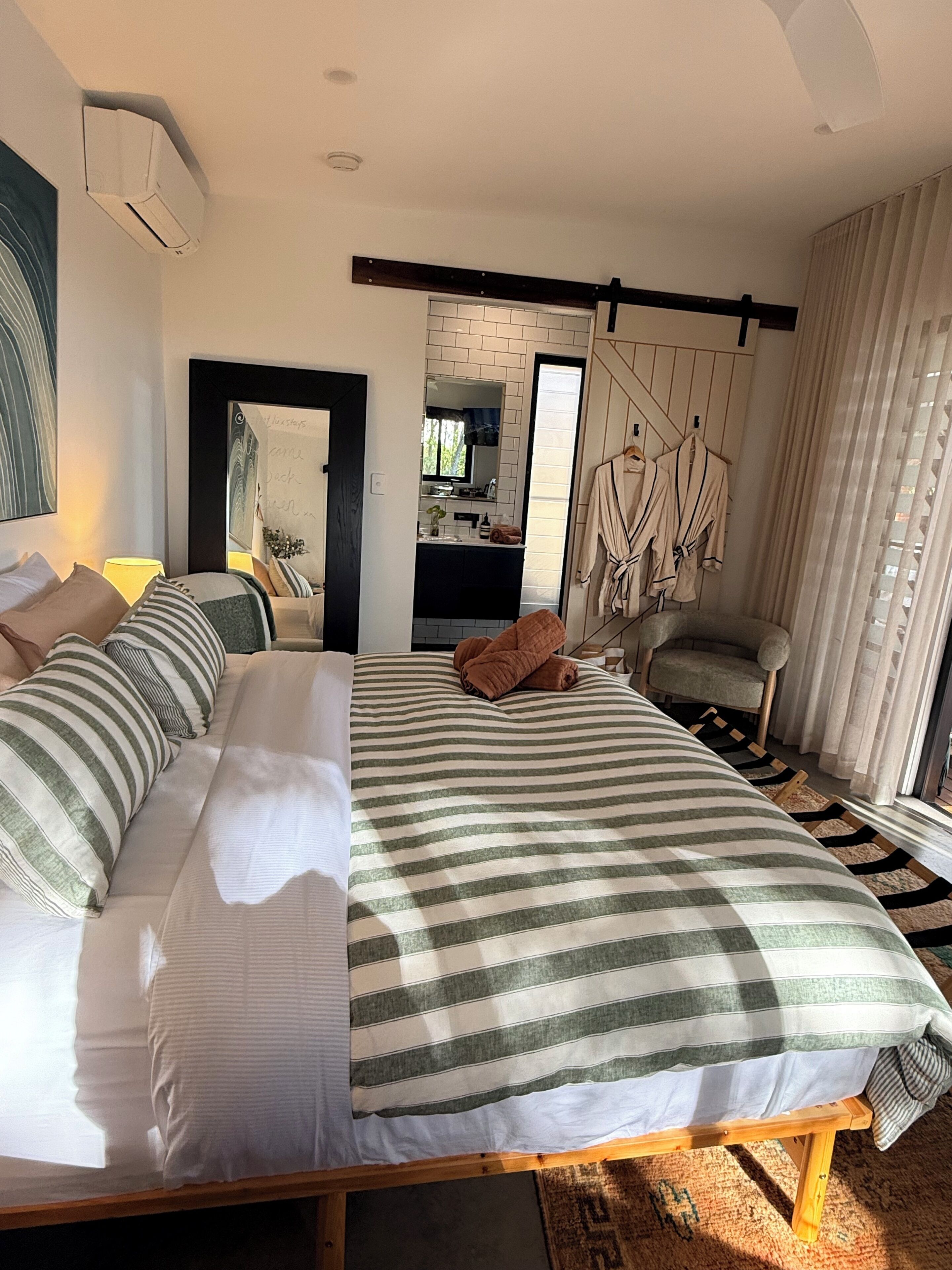 2 bedrooms, iron/ironing board, WiFi, bed sheets