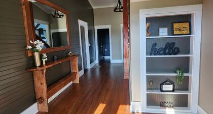Stay Together 5-Bedroom Farmhouse for Family & Friends