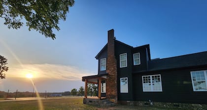 Stay Together 5-Bedroom Farmhouse for Family & Friends