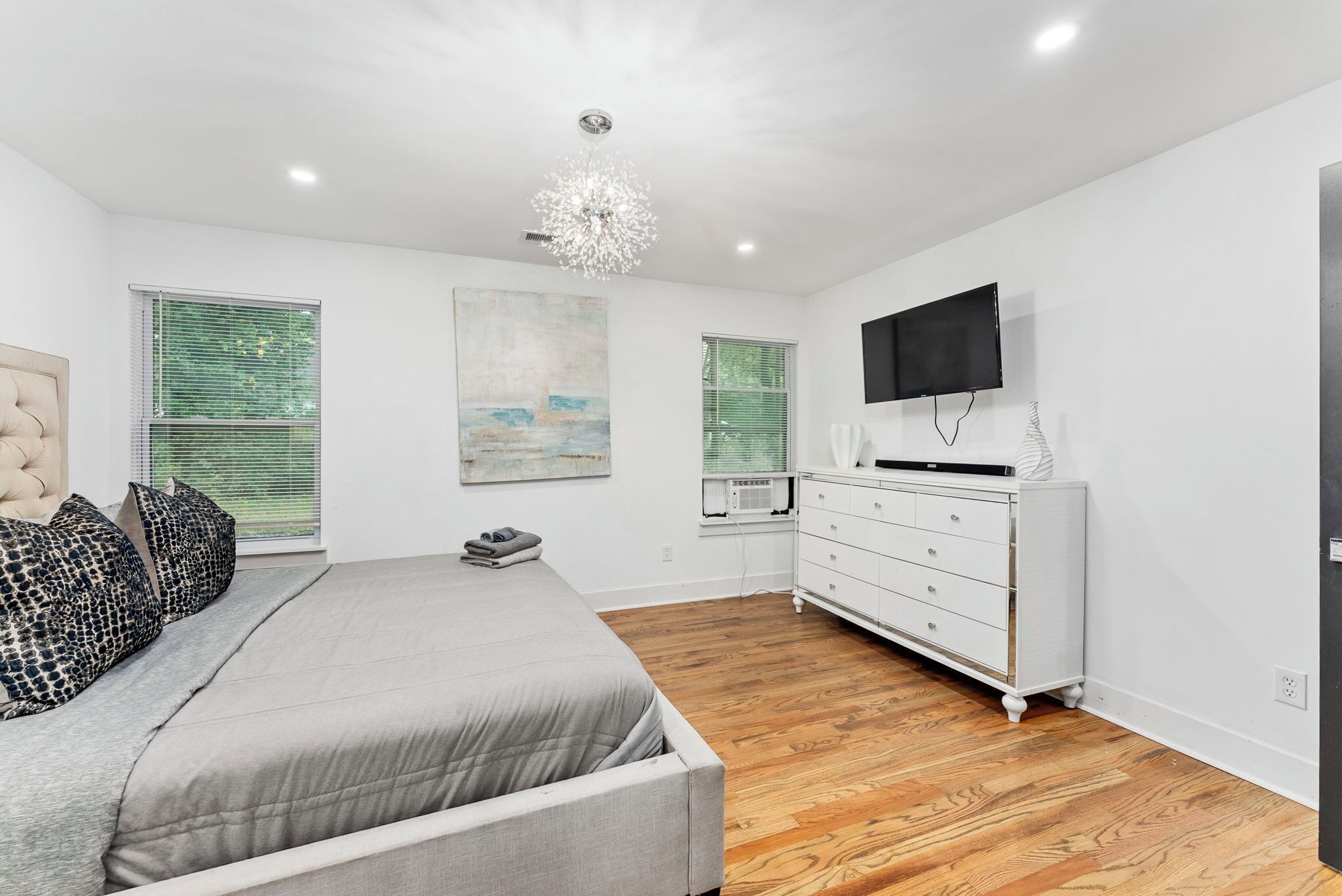 4 bedrooms, iron/ironing board, WiFi, bed sheets