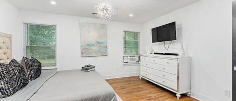 4 bedrooms, iron/ironing board, WiFi, bed sheets