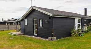 A residential building with a gabled roof, a front door, and a small porch area. - Cozy holiday home near the beach (Haderslev)