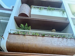 A multi-story building with balconies. - Han House's Apartment 2 (Da Nang)