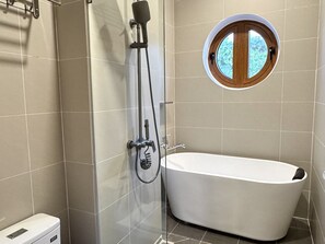 Deluxe-dobbeltværelse | Badeværelse | Kombination af bruser/badekar, hårtørrer, håndklæder, Sæbe