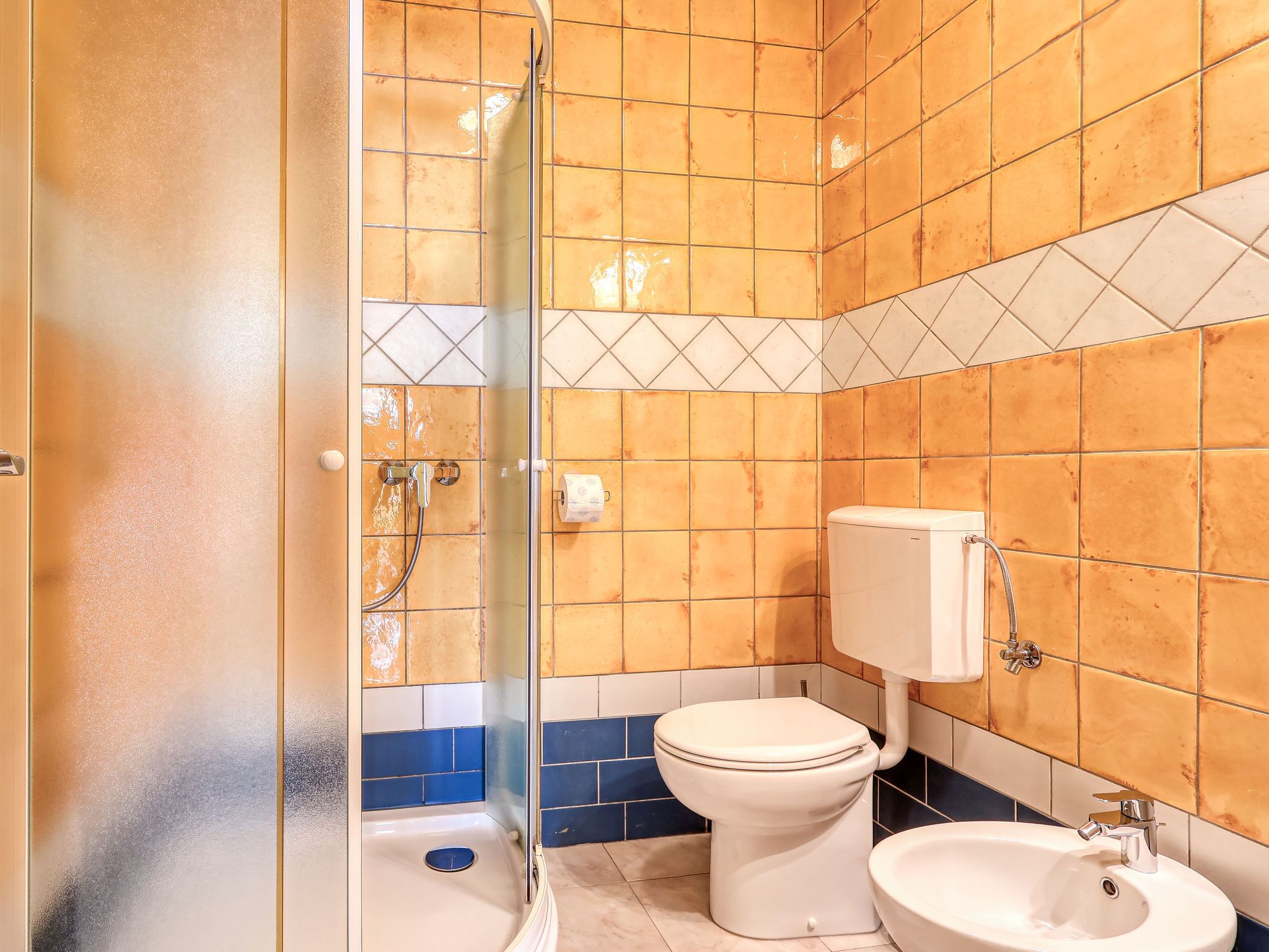 Ein Badezimmer mit Dusche, Toilette und Waschbecken.