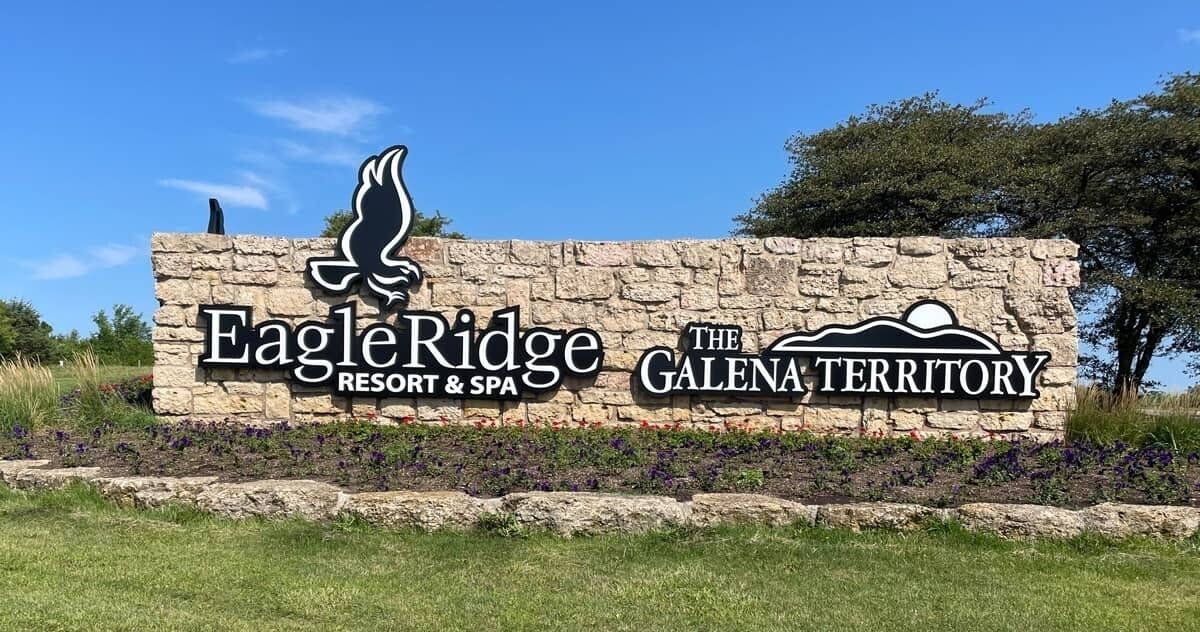 A stone wall with the Eagle Ridge Resort & Spa and The Galena Territory signs.