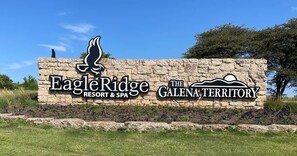 A stone wall with the Eagle Ridge Resort & Spa and The Galena Territory signs.