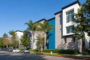 Exterior - Universal Stays Hollywood- Cozy Apartment Seconds to Universal Studio (Studio City)