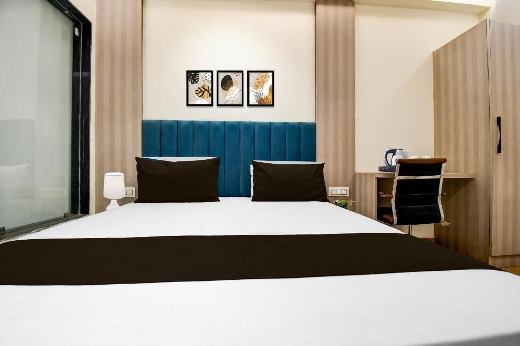 Desk, WiFi (free), bed sheets