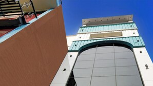 A building with a large arched entrance and a metal roof. - Townhouse Bairhana Road Prayagraj (Prayagraj)