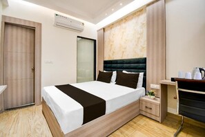 Bàn, truy cập Internet không dây miễn phí, bộ trải giường 