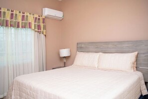 3 bedrooms, iron/ironing board, WiFi, bed sheets -  Entire townhouse in Montego Bay, Jamaica (Montego Bay)