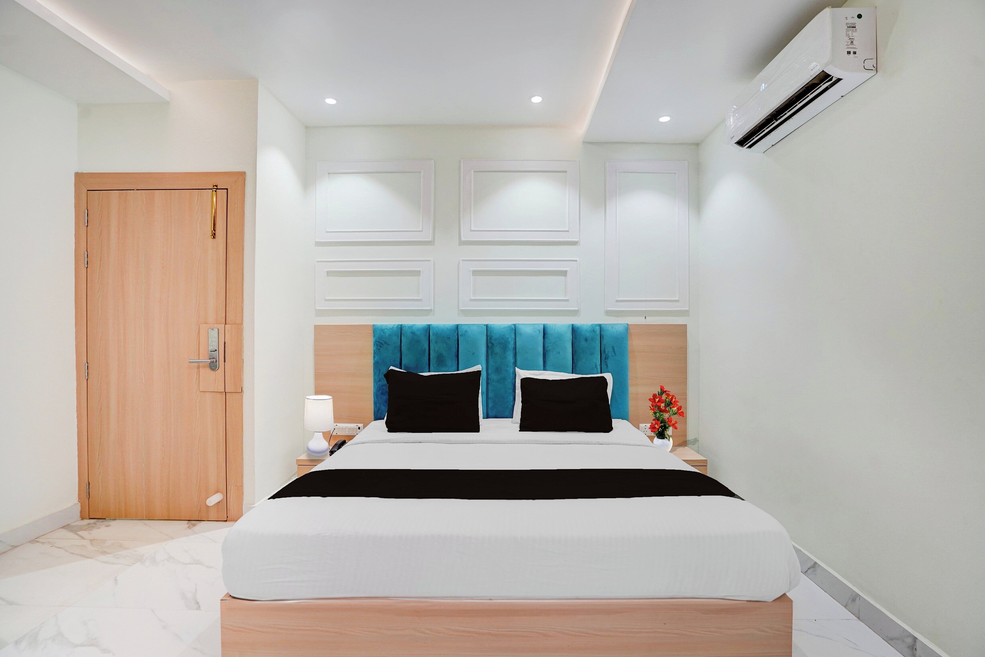 Desk, WiFi (free), bed sheets