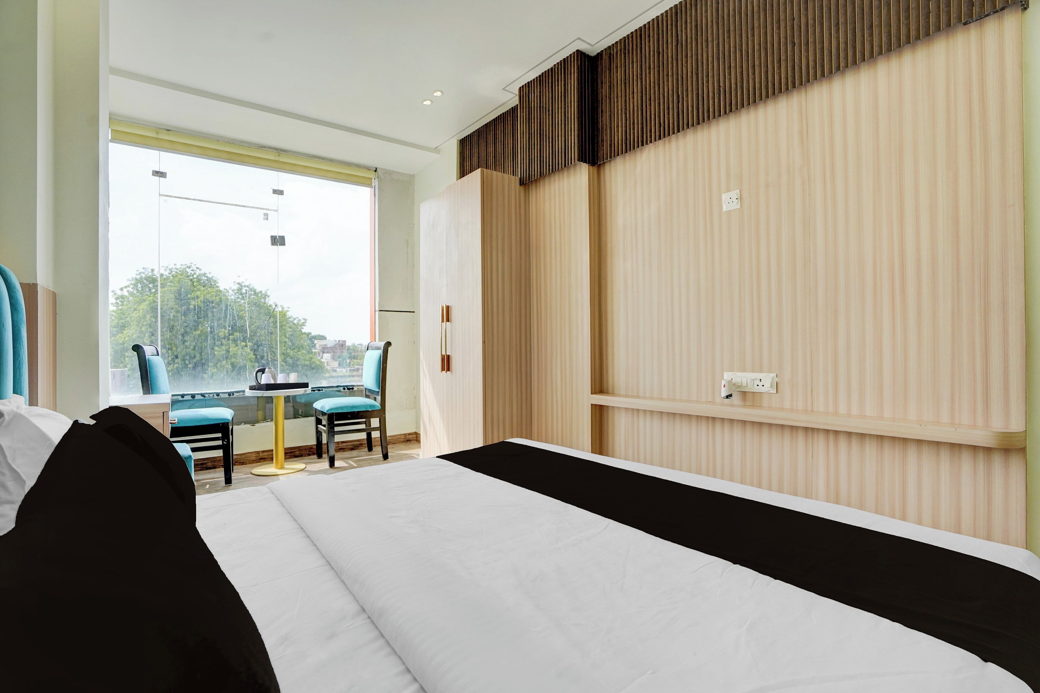 Desk, free WiFi, bed sheets