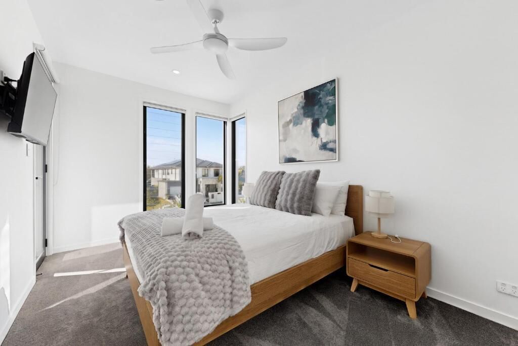 5 bedrooms, iron/ironing board, internet, bed sheets
