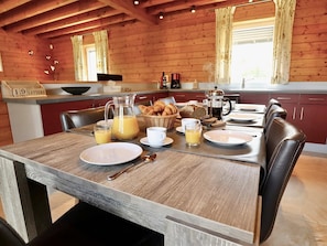 Ein Holzinterieur mit Frühstücksbereitstellung, darunter Croissants, Saft und Kaffee.