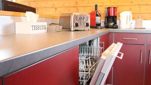 Una cucina con un tostapane, una macchina per il caffè e uno scolapiatti.