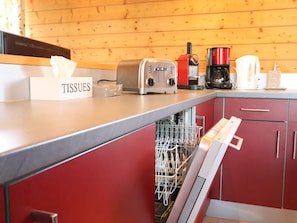 Eine Küche mit Toaster, Kaffeemaschine und Geschirrgestell.