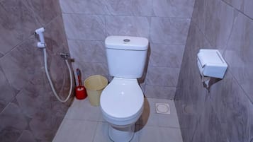 Dusche, Whirlpool, Haartrockner, Bidet