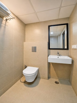 Dusche, kostenlose Toilettenartikel, Handtücher, Seife