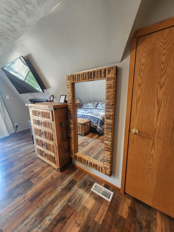 4 habitaciones, tabla de planchar con plancha, wifi y ropa de cama 