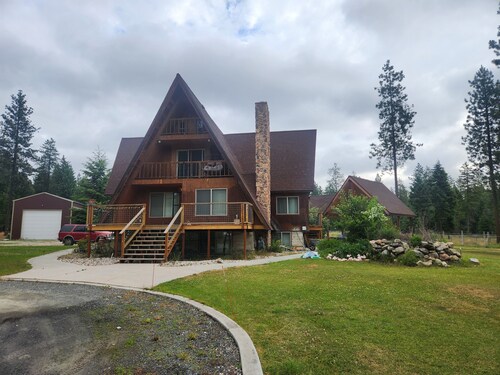 Upper Main Cabin is a 4-bedroom cabin in tranquil Loon Lake