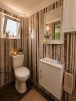 Quarto casal standard | Banheiro | Chuveiro, secador de cabelo, chinelos, toalhas de banho