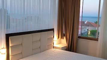 Habitación doble estándar | Espacio para trabajar con laptop, cortinas blackout y insonorización