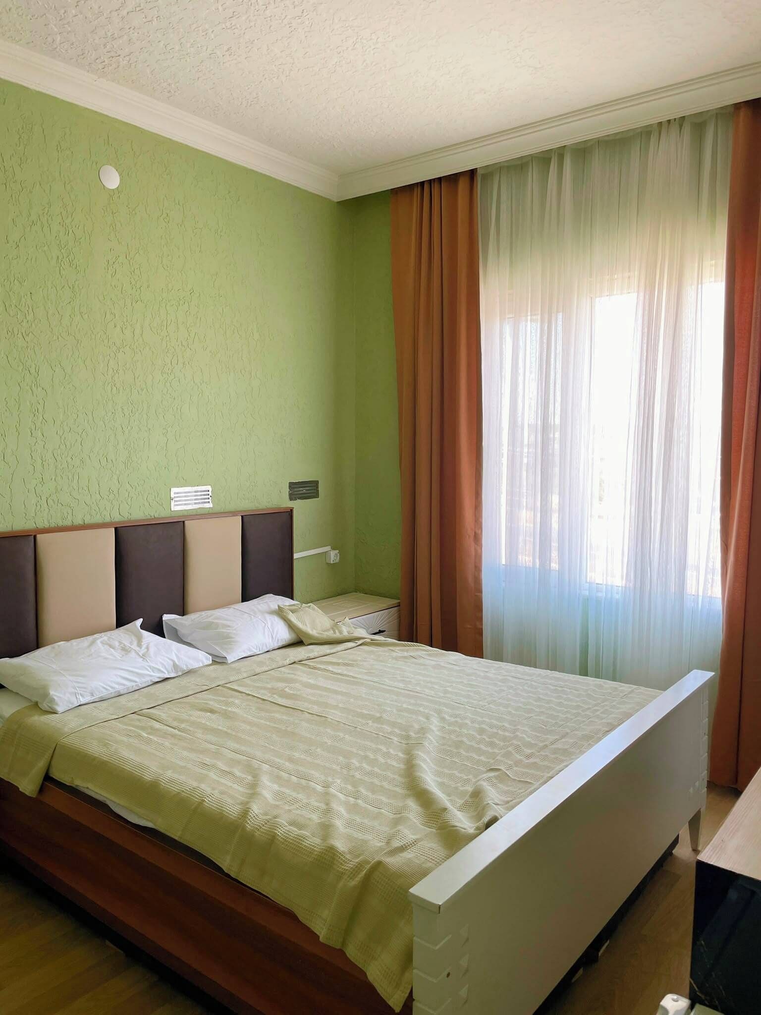 Quadruple Room | Laptop workspace, blackout drapes, soundproofing