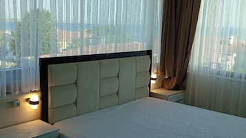 Espacio para trabajar con laptop y cortinas blackout