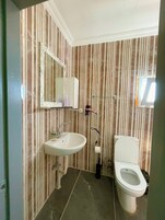 Quarto quádruplo | Banheiro | Chuveiro, secador de cabelo, chinelos, toalhas de banho