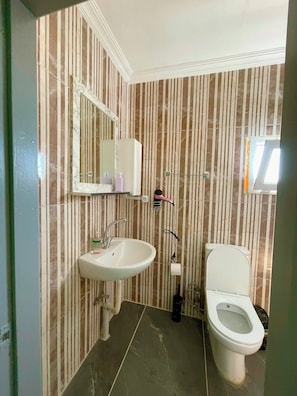 Quadruple Room | Bathroom | Shower, hair dryer, slippers, towels - Empati Otel (Ayvalık)