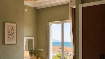 Habitación doble estándar | Espacio para trabajar con laptop, cortinas blackout y insonorización
