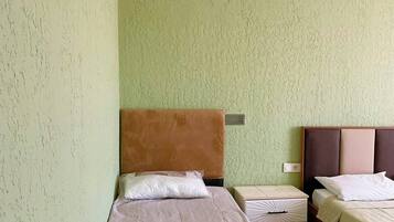Espacio para trabajar con laptop y cortinas blackout