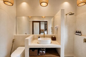 Shower, hair dryer, towels, soap - ZENARA lombok - Boutique Adults Only (Kabupaten Lombok Tengah)
