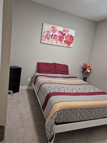 Spacious Private Suite | Ocean, Mountains, Trails, Restaurants, Stores in mins