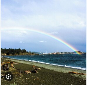 Beach - Spacious Private Suite | Ocean, Mountains, Trails, Restaurants, Stores in mins (Langford)