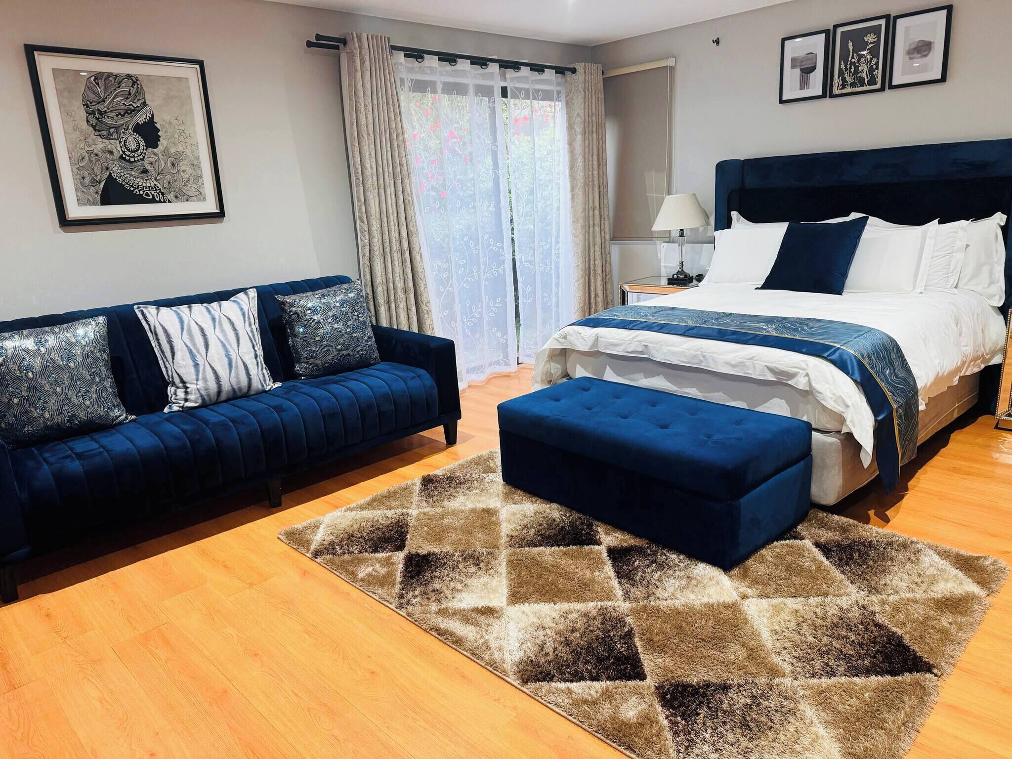 Un dormitorio con cama, sofá y alfombra.