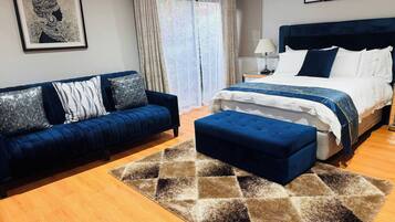 Un dormitorio con cama, sofá y alfombra.