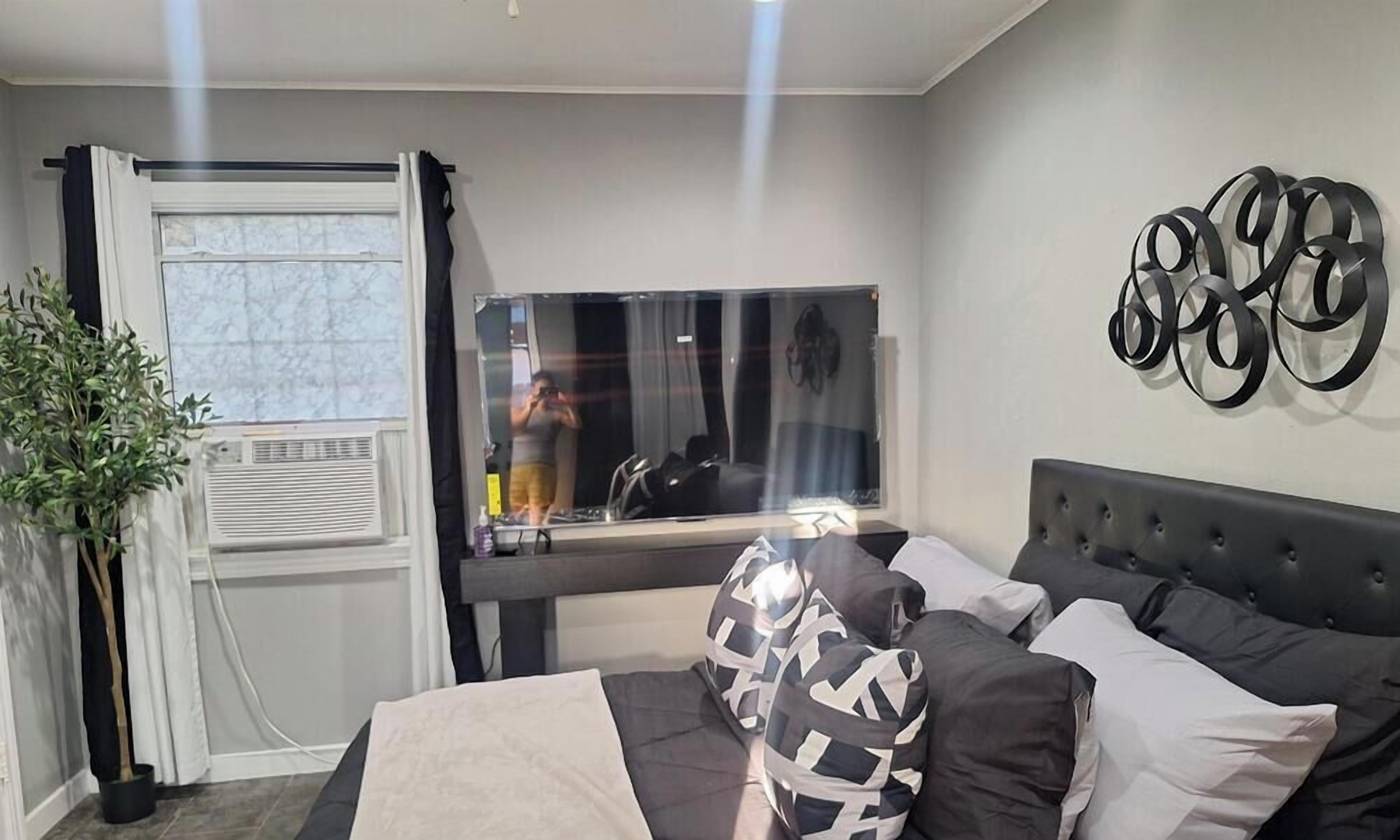 Iron/ironing board, WiFi, bed sheets