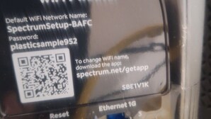Ein WIFI 7 Router mit QR-Code und Anleitungen zur Änderung des WLAN-Namens.