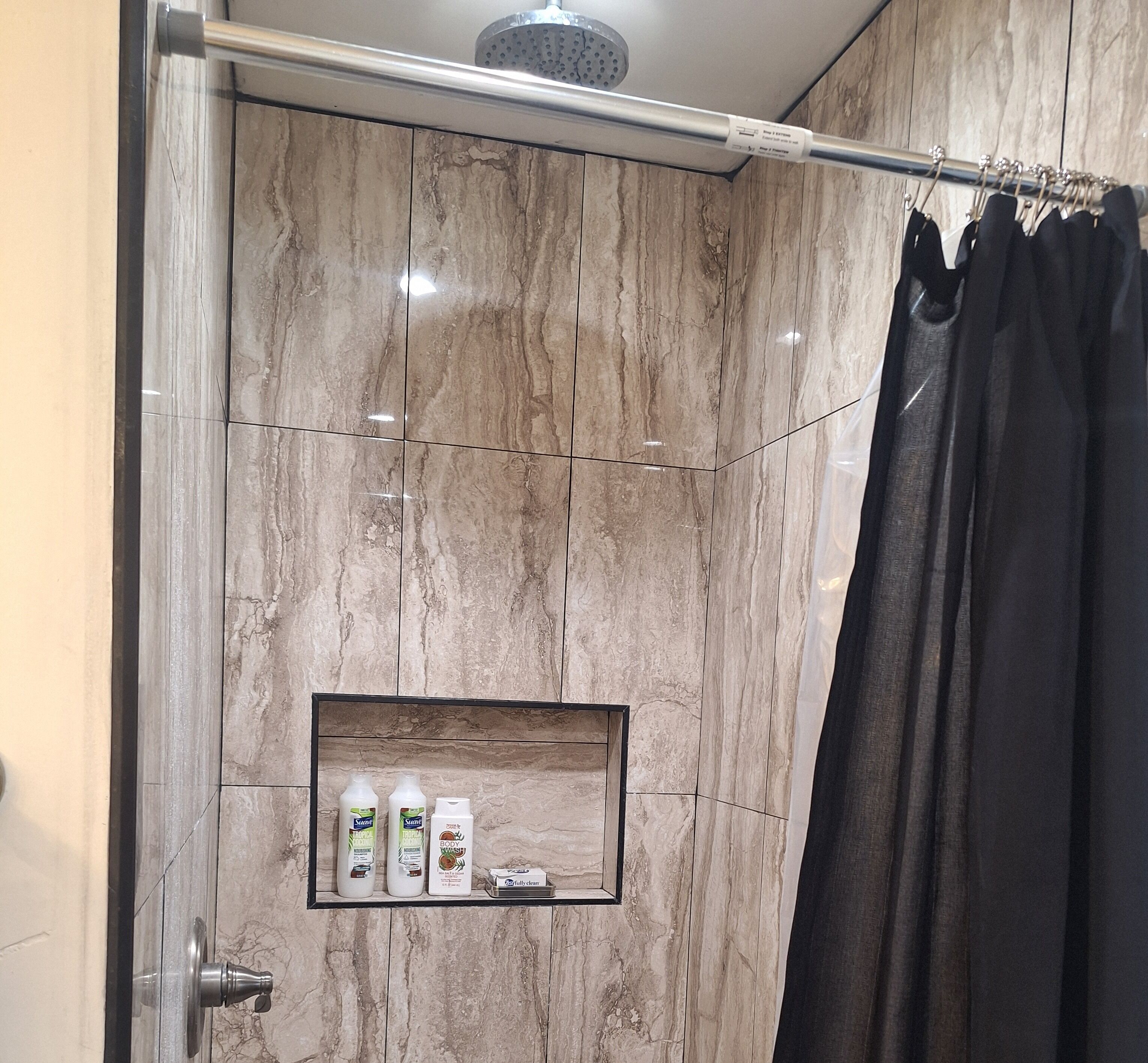 シャワー、ヘアドライヤー、タオル、トイレットペーパー