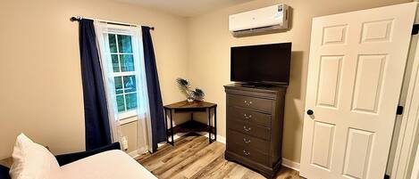 2 bedrooms, desk, iron/ironing board, WiFi
