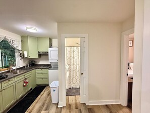 Private kitchen - The Cozy Little Dozy-Fire Pit-Privacy with fence (Wilmington)